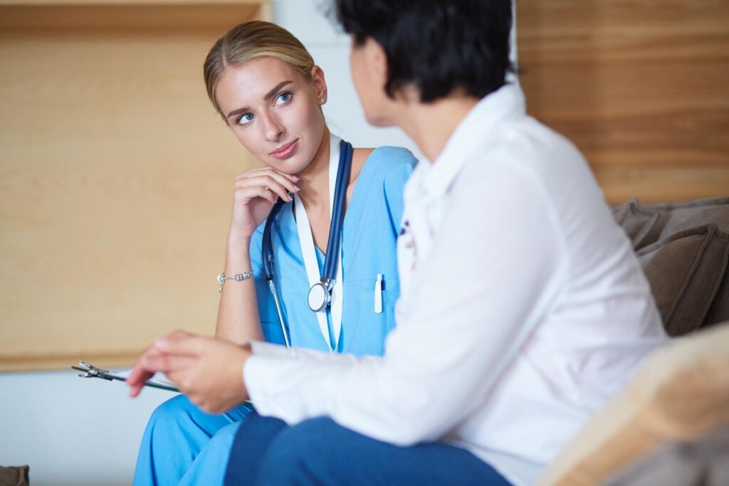 Pacientă care discută cu medicul despre boala autoimună și riscul pentru plămâni